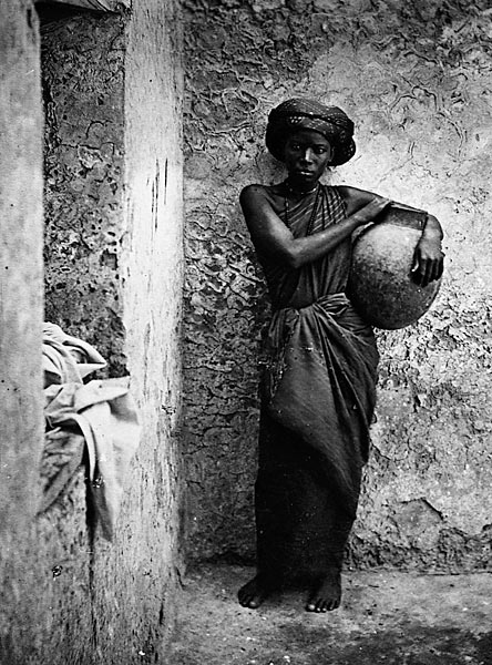 Servant_or_slave_woman_in_Mogadishu.jpg