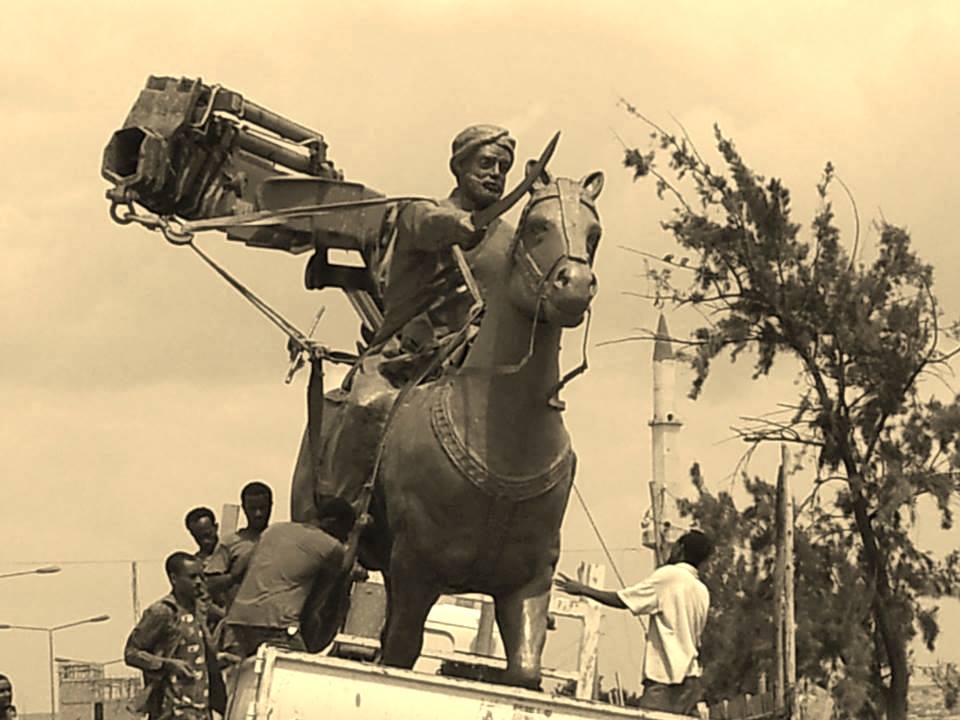 Mohammed_Abdullah_Hassan%27s_statue_been_removed_from_the_Somali_capital_after_the_Siad_Barre_fled_.jpg
