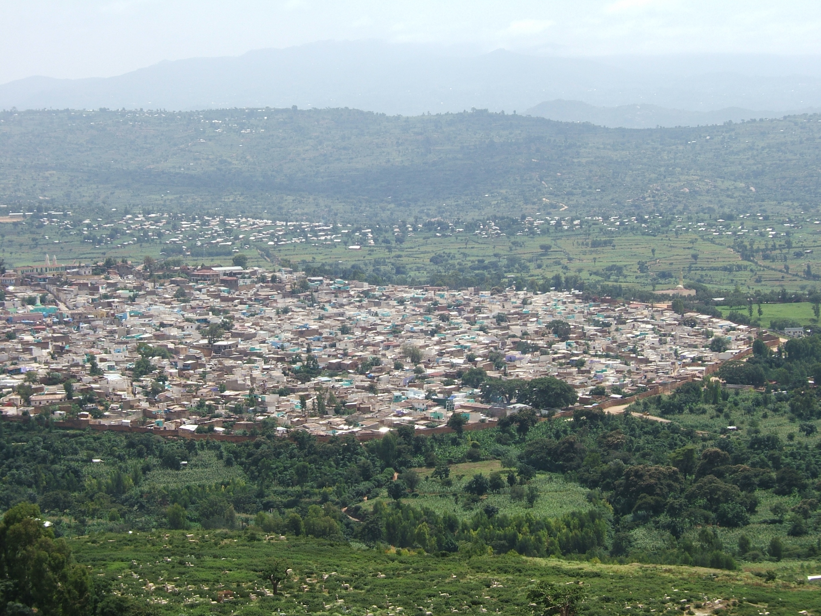 Town_of_Harar_with_Citywall.jpg