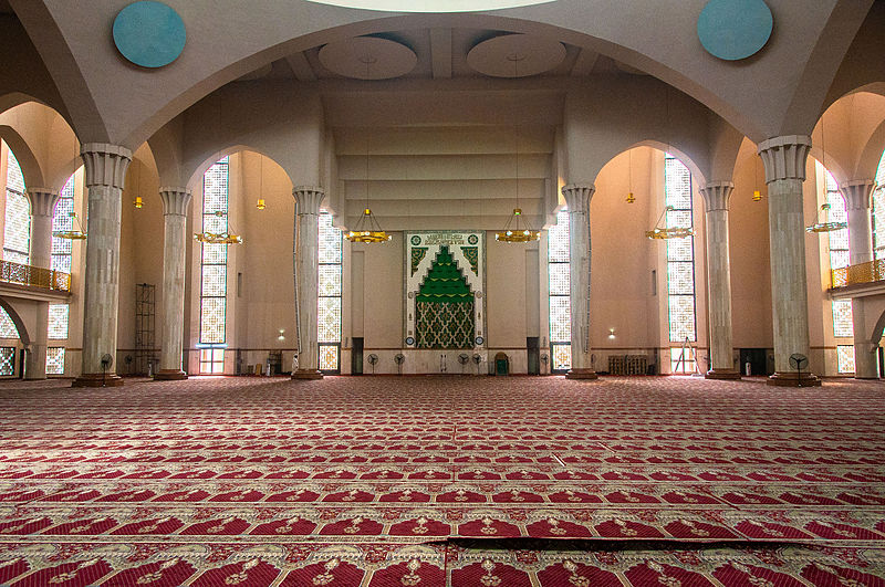 800px-Inside_the_Abuja_National_Mosque.jpg