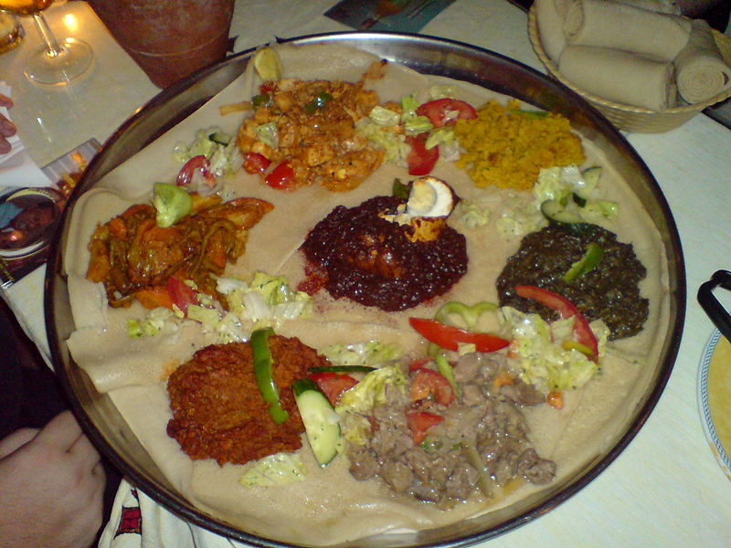 800px-Eritrean_food_on_an_injeera.jpg