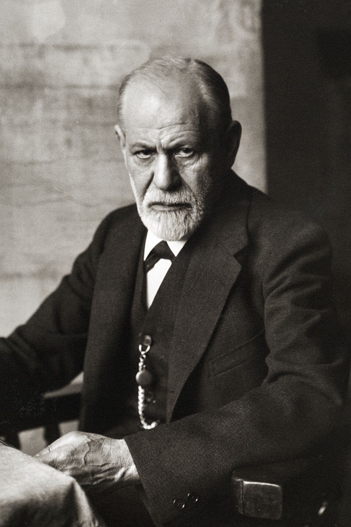 1200px-Sigmund_Freud_1926.jpg