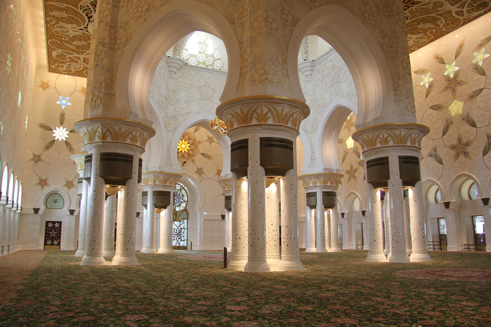 1920px-Interior_of_Main_Hall_in_Sheik_Zayed_Mosque.jpg