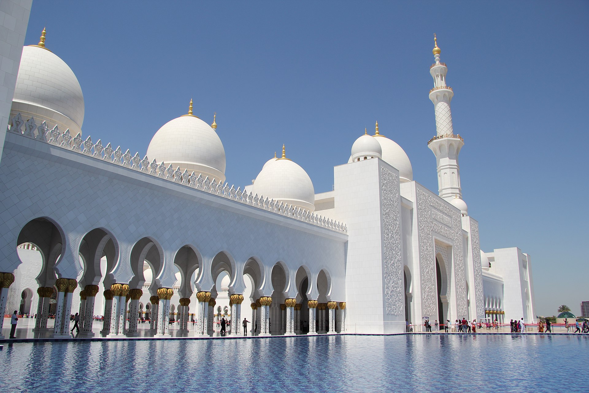 1920px-Front_of_Sheikh_Zayed_Mosque.jpg