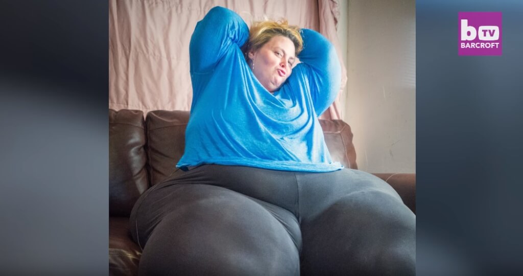 Obese American gets 2000 dollars per chat by webcam