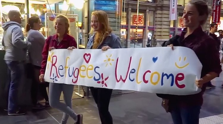 refugees_welcome_girls.jpg