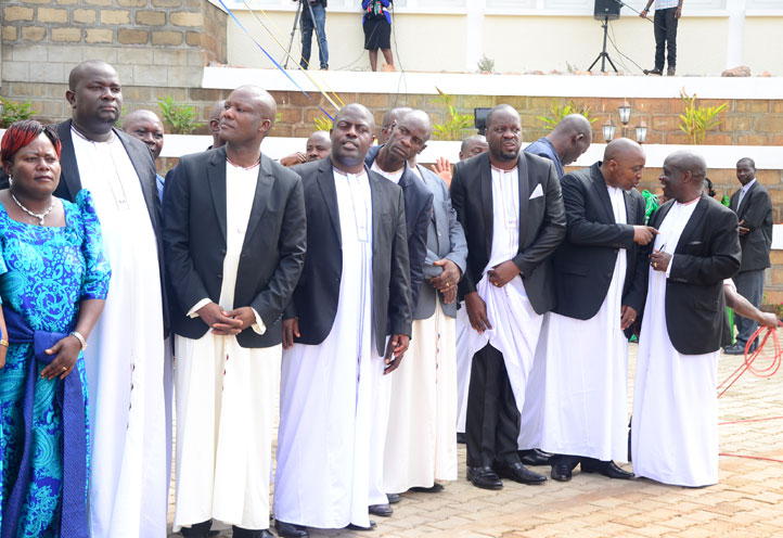 Buganda-officials-dressed-in-Kanzus.jpg